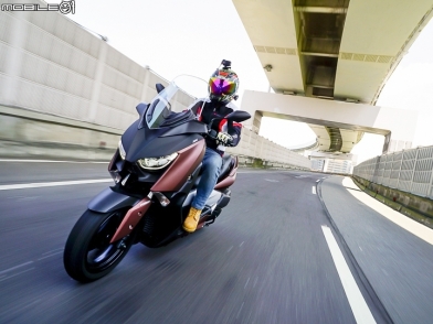 配備滿檔黃牌首選 YAMAHA XMAX 300 市區試駕、油耗測試與保養分析