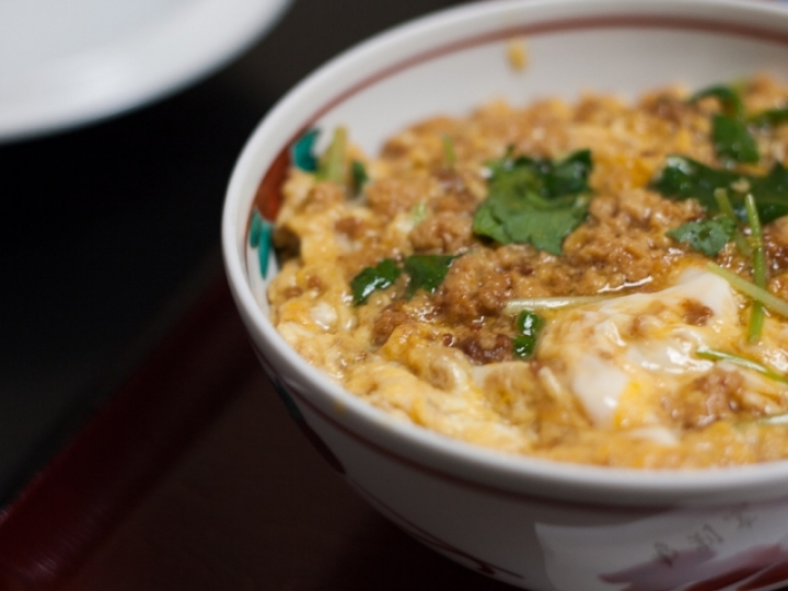 【美食。食記】東京 新橋 三島由紀夫在這裡吃最後的晚餐 末げん 親子丼