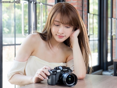 內建五軸五級防手震 4K 60p 錄影加持 ‧Panasonic Lumix DC-GH5