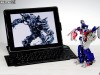 Logitech可變形鍵盤組 iPad2聊天打字更方便