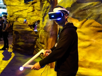 【E3 16】一探PS VR科幻射擊遊戲《FARPOINT》特色 拿起AIM CONTROLLER...