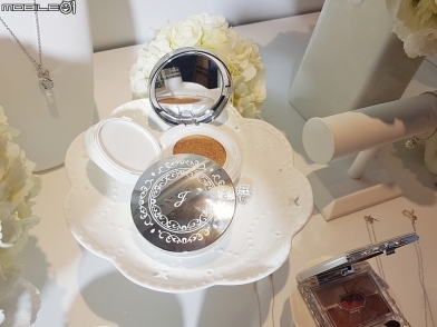 敷完面膜般透亮!JILL STUART 柔光美肌持久氣墊粉餅 登場