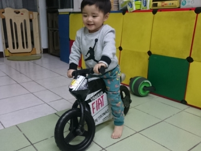圓一個老爸的重機夢─狄卡儂滑步車變身小仿賽車