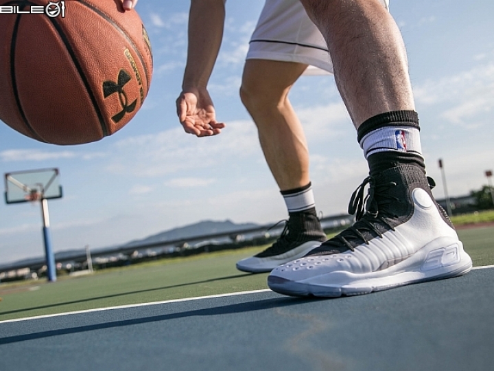 輕量穩妥的襪套式MVP戰靴 Under Armour Curry 4