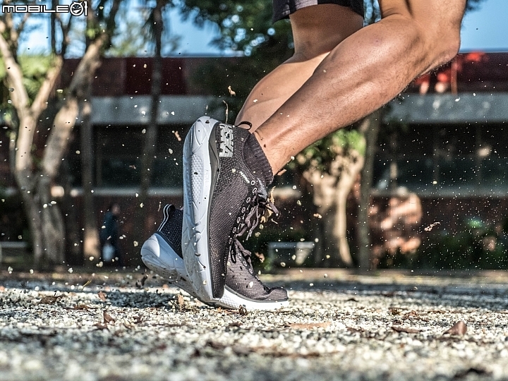 輕盈的飛翔跑感 Hoka One One 「Hupana」跑鞋開箱分享