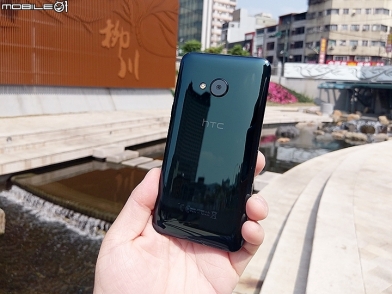 HTC U Play 漂亮的3D水漾曲面玻璃 若換顆心會更好