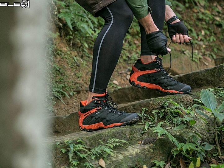 防水耐操的輕旅好夥伴 MERRELL 「CHAMELEON 7 MID GORE-TEX」開箱實測...