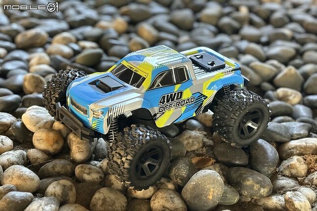MJX Hyper Go 18208 開箱心得：1/18 四驅越野遙控車，兩套車殼、兩顆電池的入門款